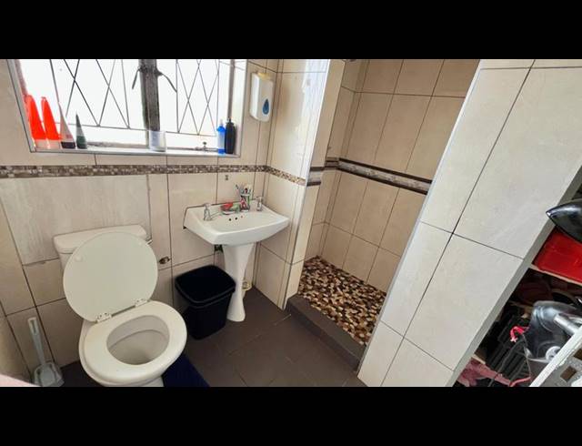 3 BEDROOM HOUSE FOR SALE IN BISLEY